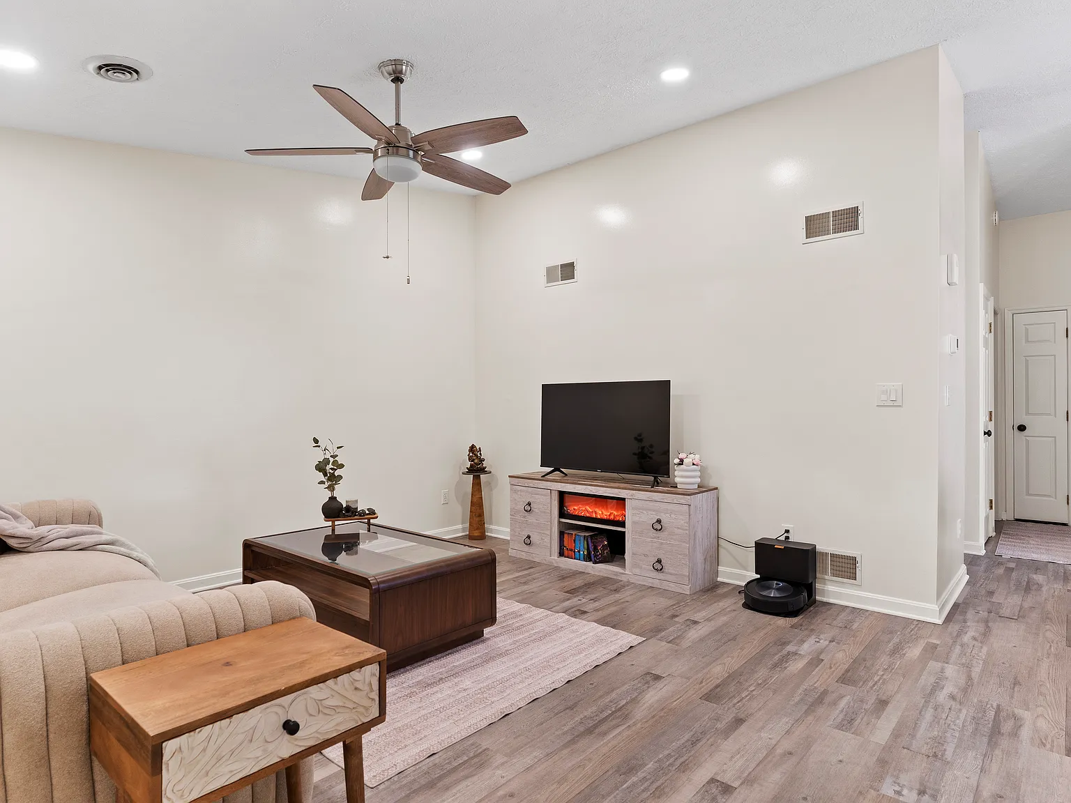 2 bed, 1000 sqft, $1,610 — Photo 4