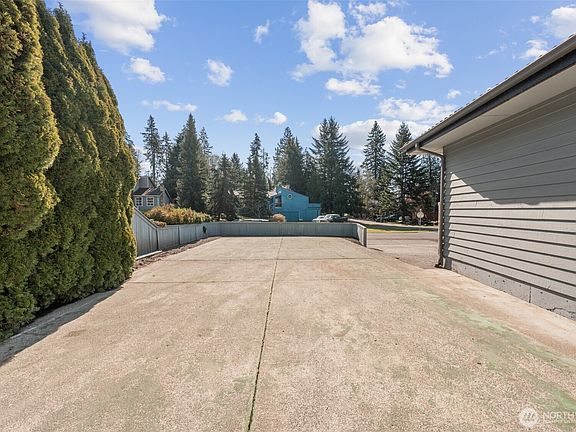 4th image of 2224 114th Avenue NE