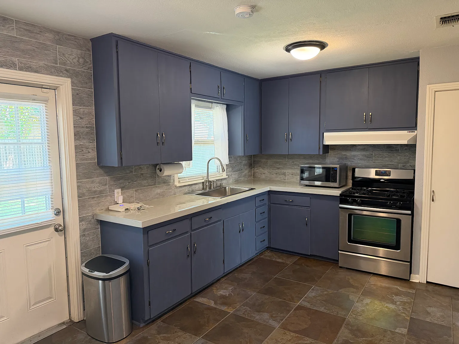 3 bed, 1050 sqft, $1,600 — Photo 4