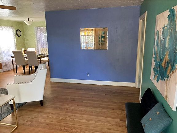 4th image of 107 W Johanna St