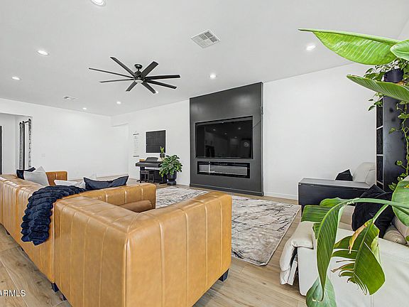 5th image of 33634 W EARLL Drive