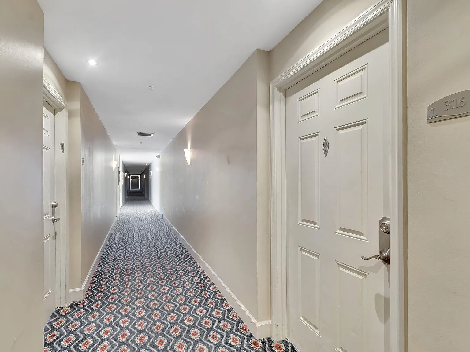 2 bed, 2.0 bath, 1350 sqft, $4,500 — Photo 3