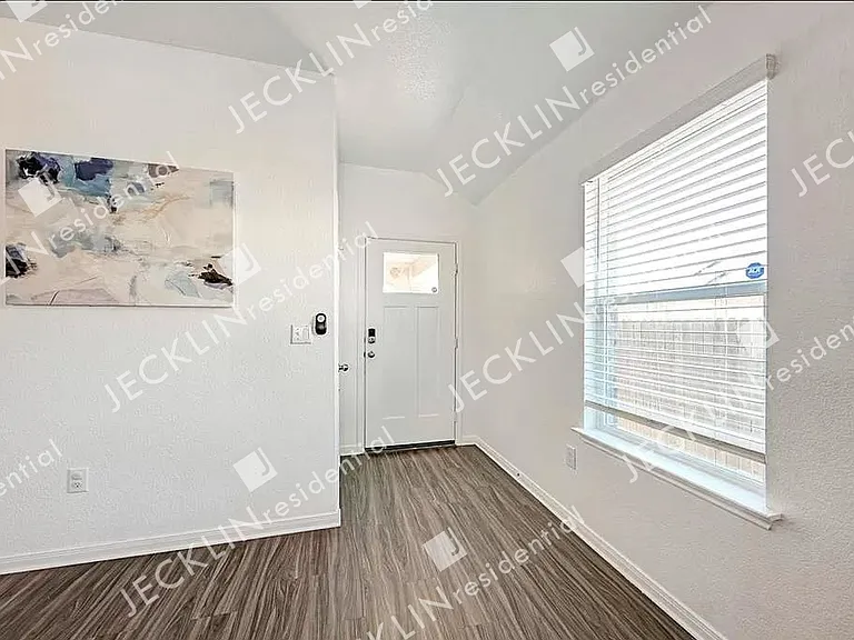 105 Kleberg Ct — Photo 3