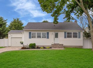 412 50th St, Lindenhurst, NY 11757