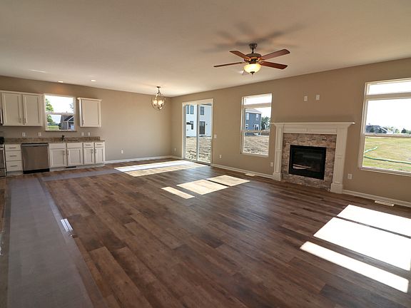 5th image of 112 Bentley Dr