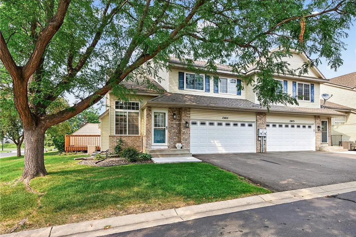 End Unit Townhome Avail Now! — Photo 1