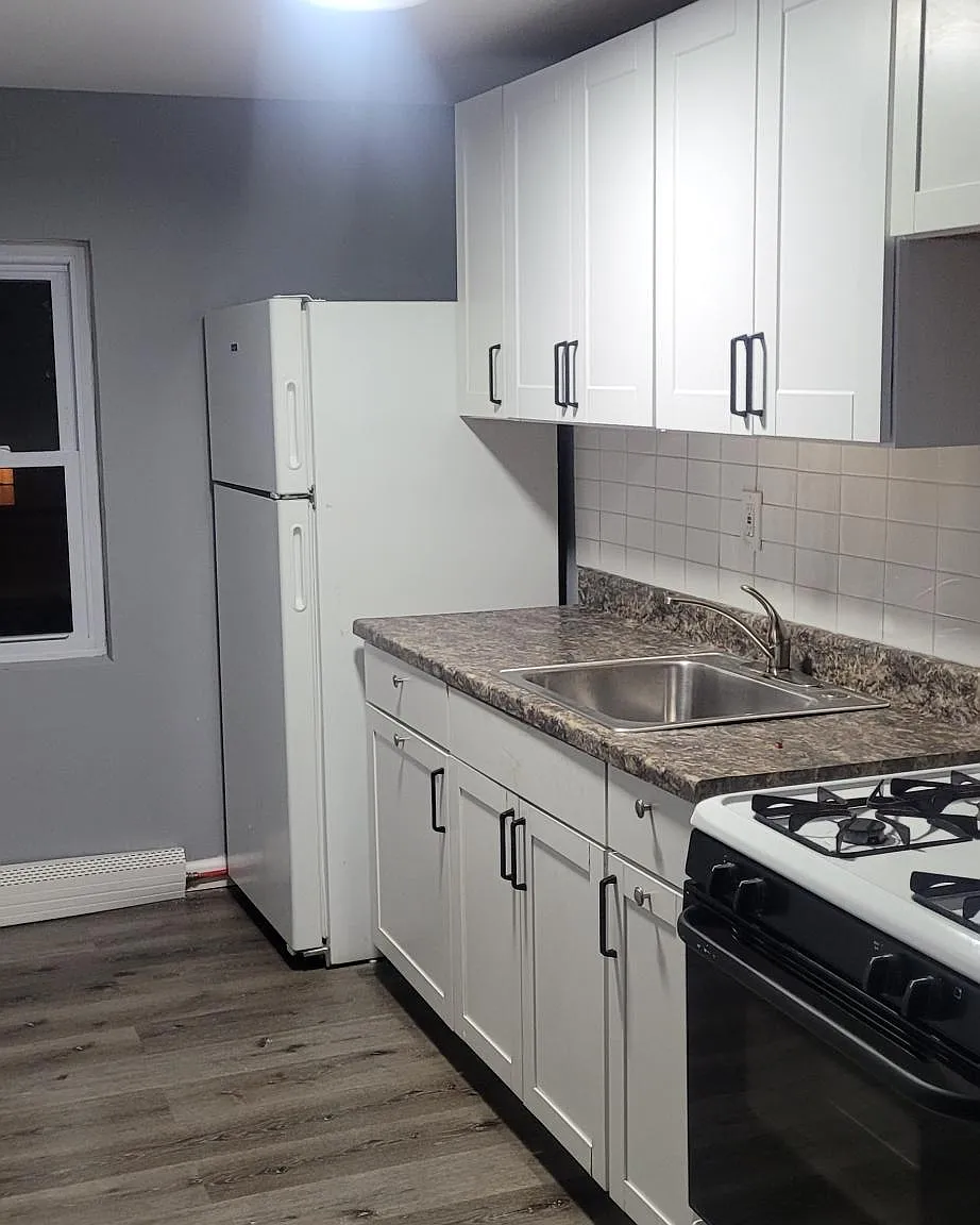 3 bed, 1000 sqft, $2,400 — Photo 1
