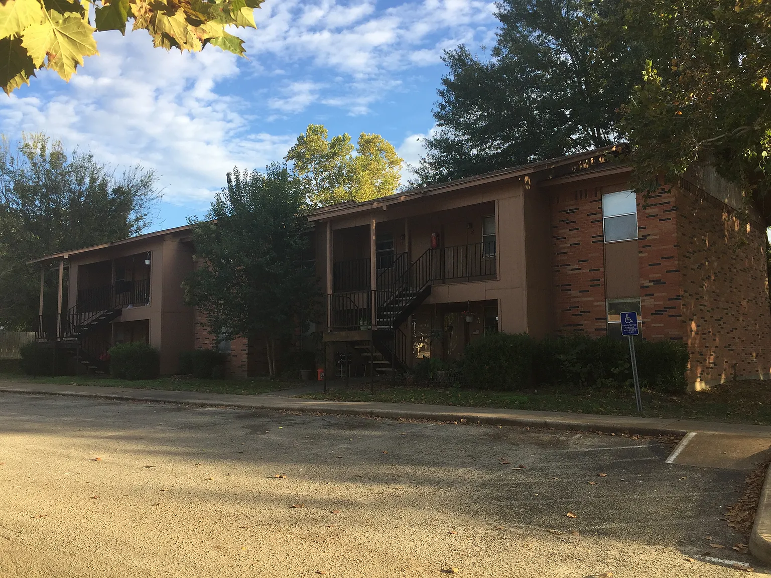 2 bed, 800 sqft, $750 — Photo 1