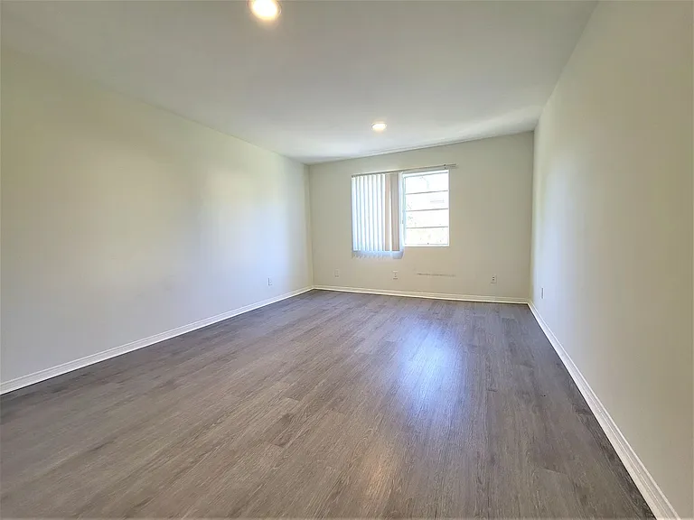 2050 S Bentley Ave — Photo 53