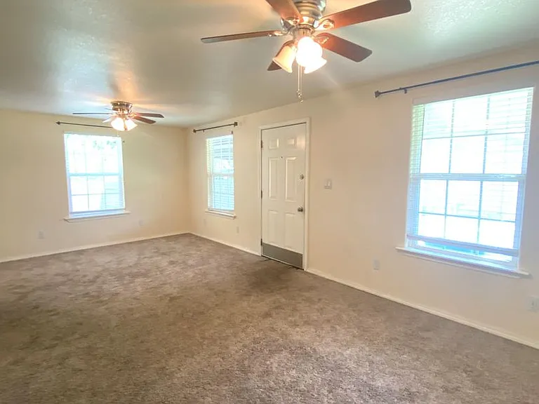 Studio Garage Apt In Nw Okc Youngs Englewood Add — Photo 2