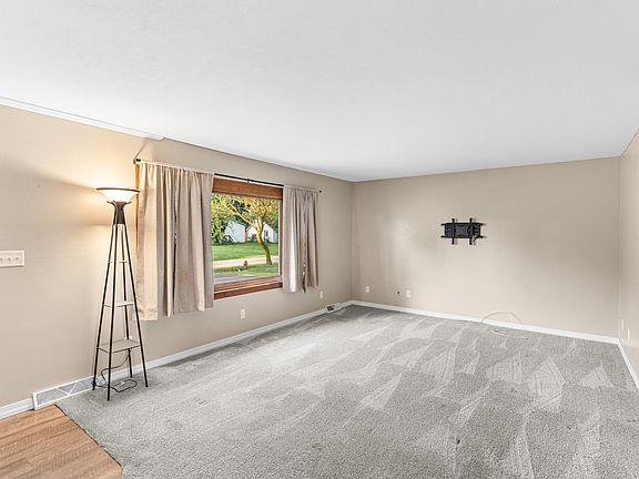 5th image of 142 Carey St