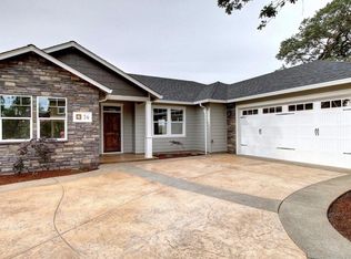 36 Falling Leaf Ln, Eagle Pt, OR 97524