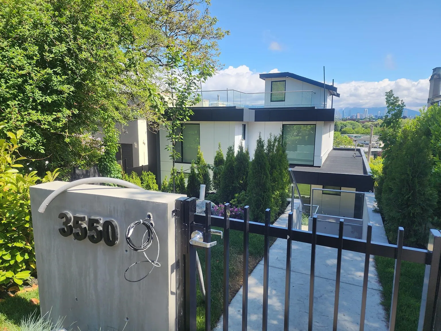 4 bed, 1350 sqft, $5,550 — Photo 1