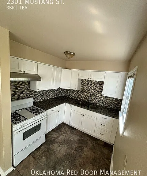 2301 Mustang St — Photo 2