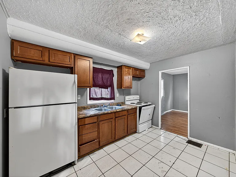 3220 Vermont Pl — Photo 8