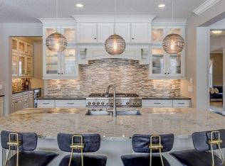 39 Cunningham Rd, North Oaks, MN 55127