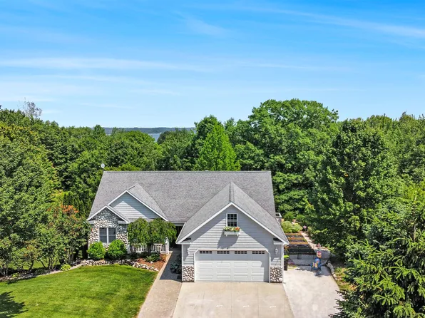 7910 Golf View Dr, Cheboygan, MI 49721