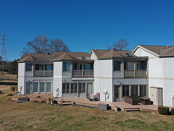 3rd image of 122 Lake Ridge Dr