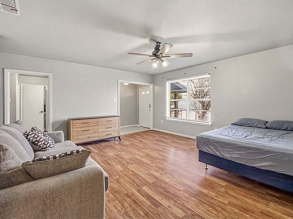 5th image of 582 W College St