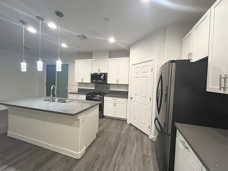 1533 Franklin Ln — Photo 21
