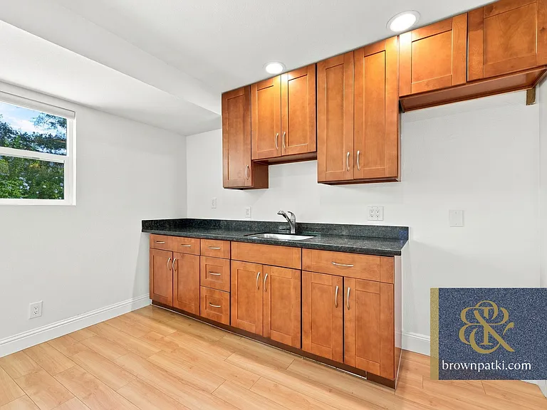 1042 Madison Ave — Photo 17