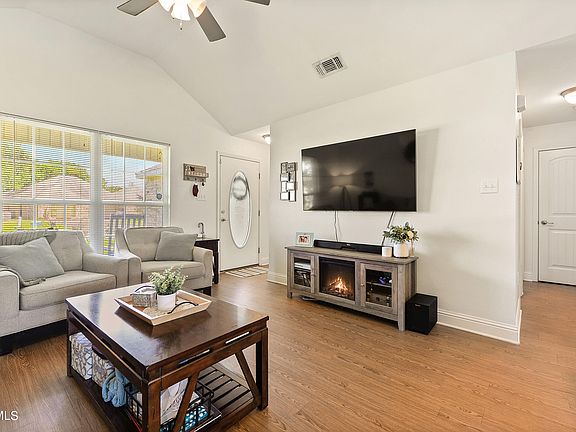 4th image of 305 Twin Lakes Blvd