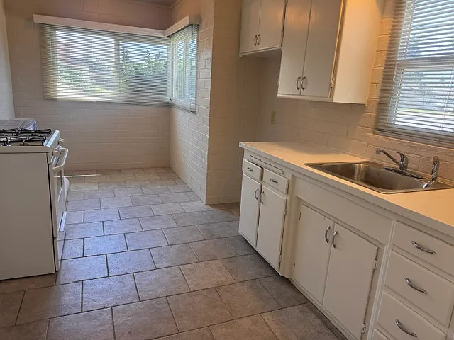842 Magnolia St — Photo 5