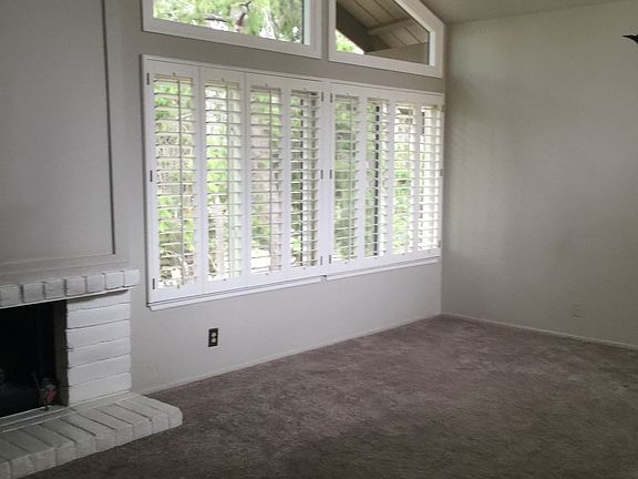 Living Room (Unfurnished)
