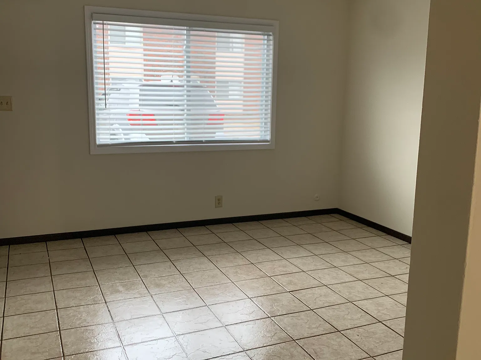 2520 Eastview Dr — Photo 2