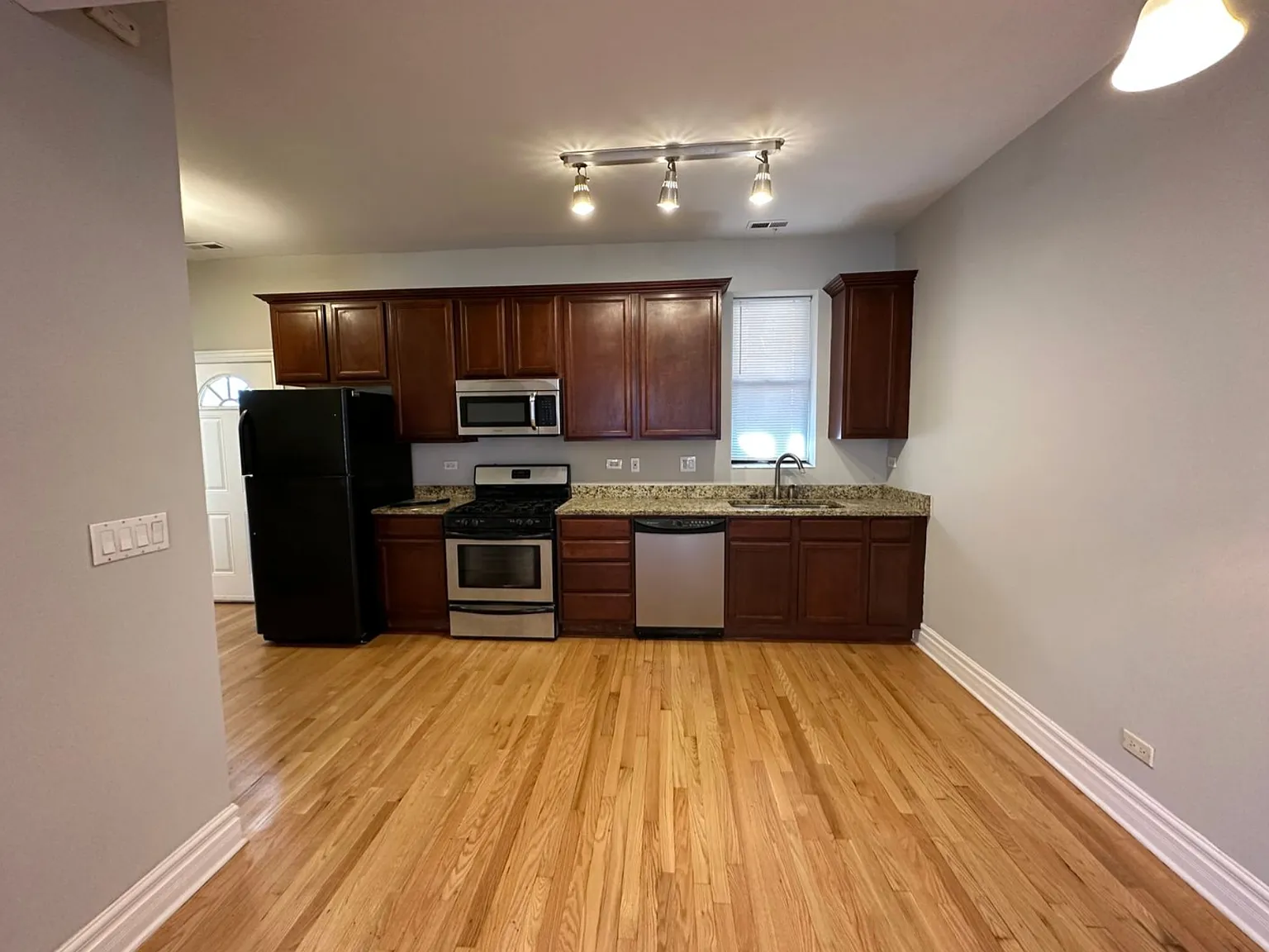 2 bed, 800 sqft, $2,200 — Photo 3