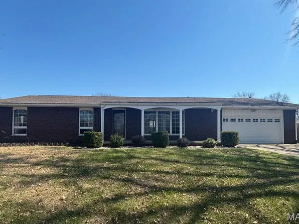 16 Lake Dr, Moro, IL 62067