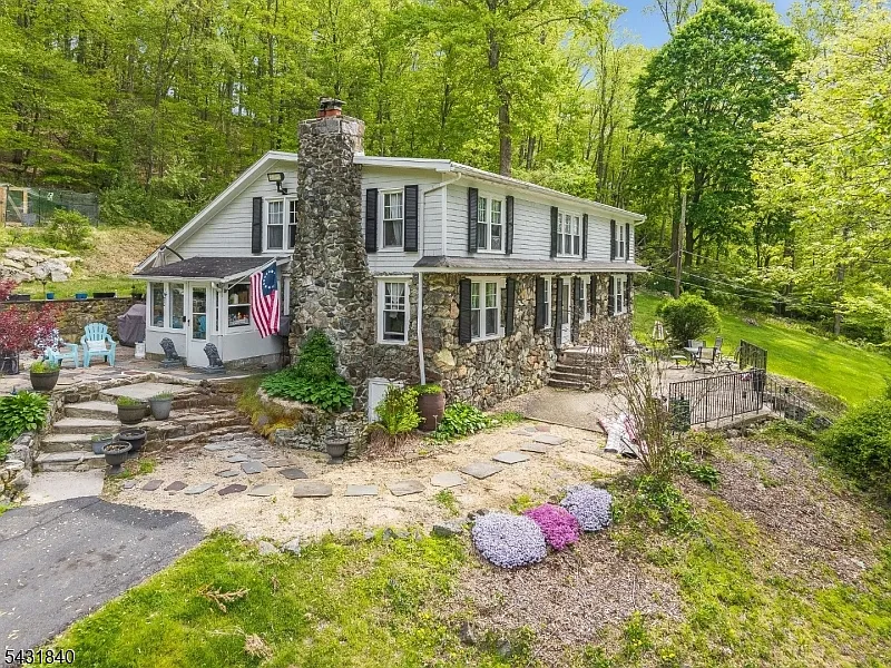 30 Hoffmans Crossing Rd