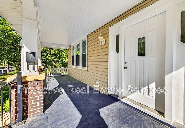 1008 Grayson St — Photo 2