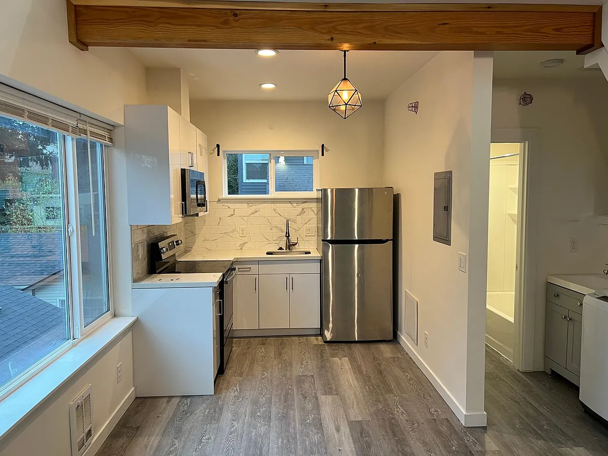 Building Photo - 10734 Stone Ave N #304