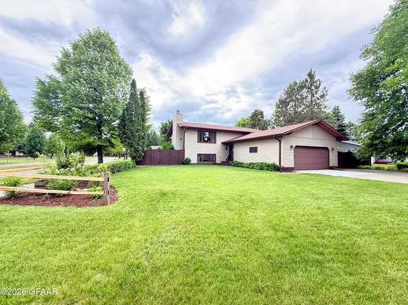 2901 Columbine Ct, Grand Forks, ND 58201