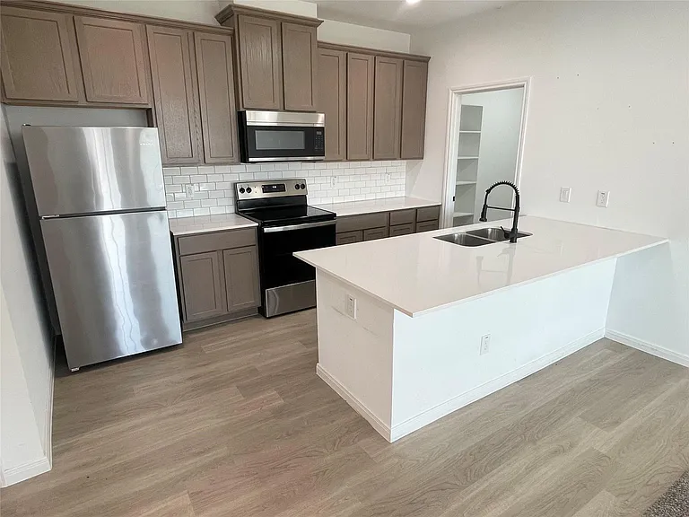 802 W Loop — Photo 3