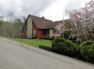 23 Lake Dr, Nitro, WV 25143