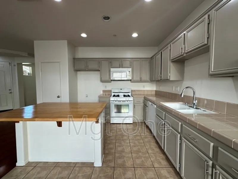 4 bed, 2.5 bath, 1794 sqft, $3,200 — Photo 2