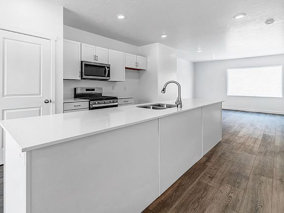 4th image of 1073 E Waterway Ln