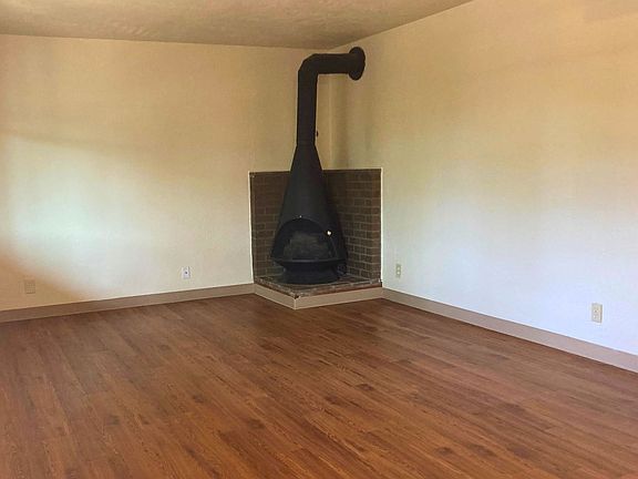 2nd image of 2705 Oak St APT 14