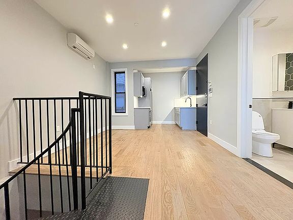 3rd image of 252 Melrose St APT 1L