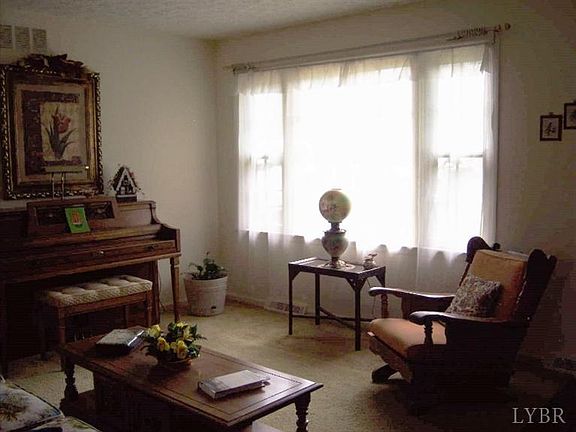 3rd image of 104 Stonehouse Dr
