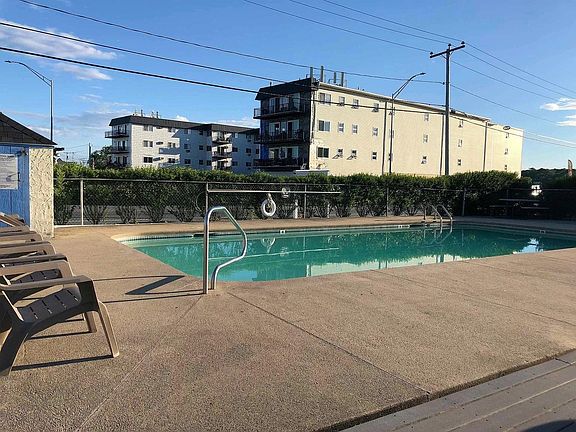 4th image of 933 Ocean Blvd #106