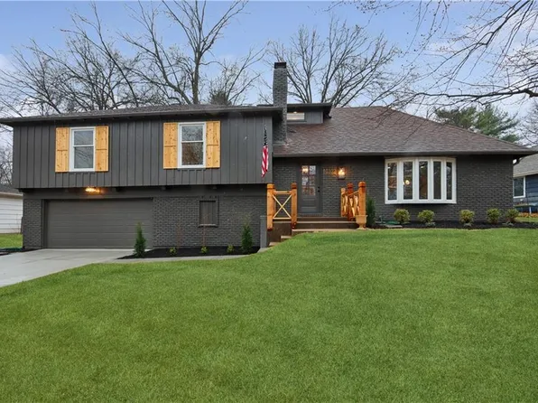 10332 Cherokee Ln, Leawood, KS 66206