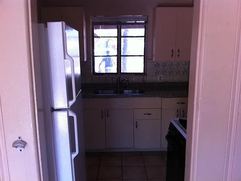 1321 E 9th St — Photo 8