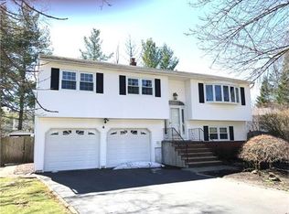 4 Chipper Dr, Kendall Park, NJ 08824