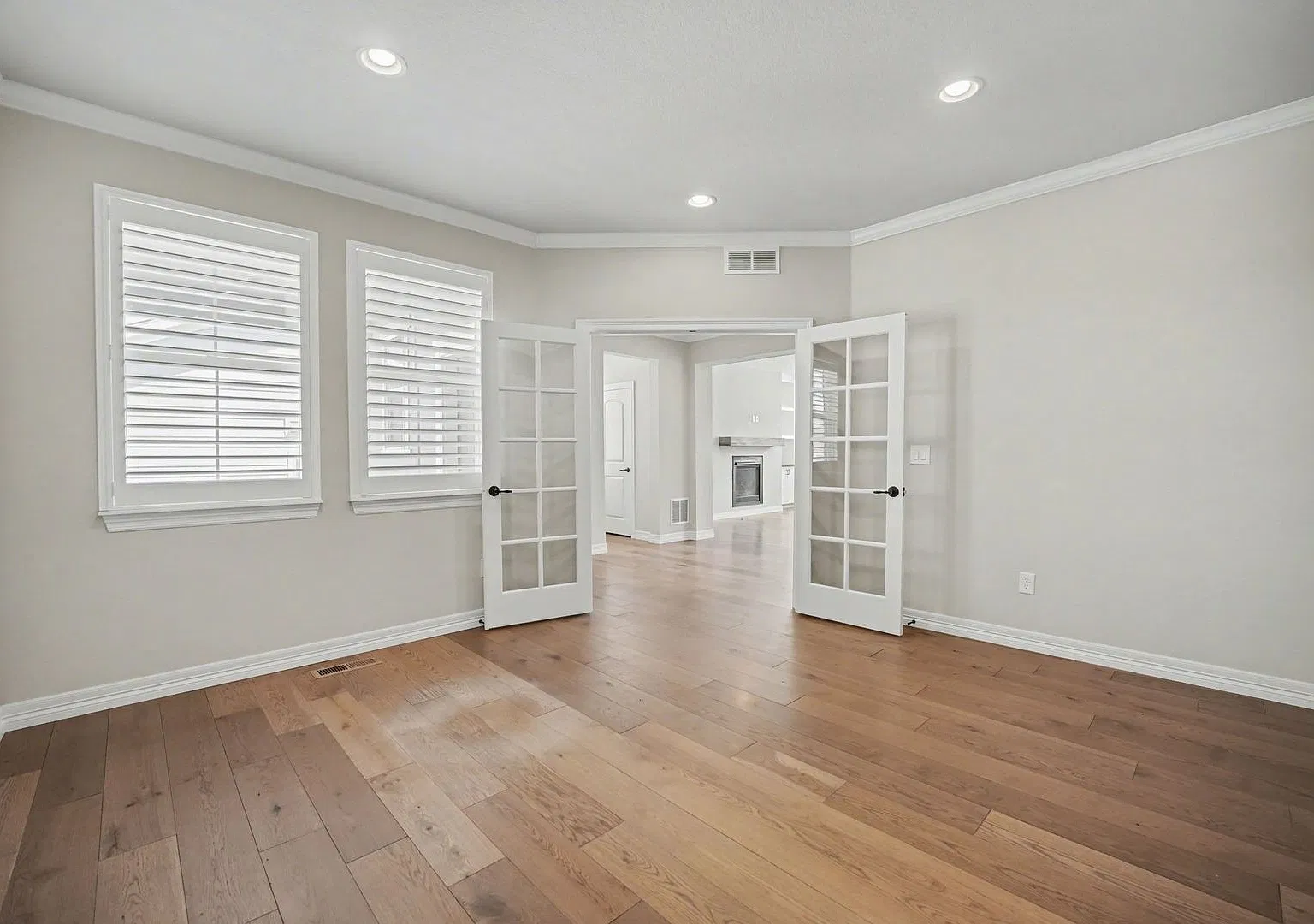 Bright & Spacious 4-Bedroom Retreat with Trails, Solar Energy & Resort-Style Amenities — Photo 2
