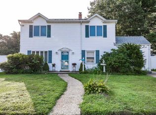 17 Primrose Ln, Levittown, NY 11756