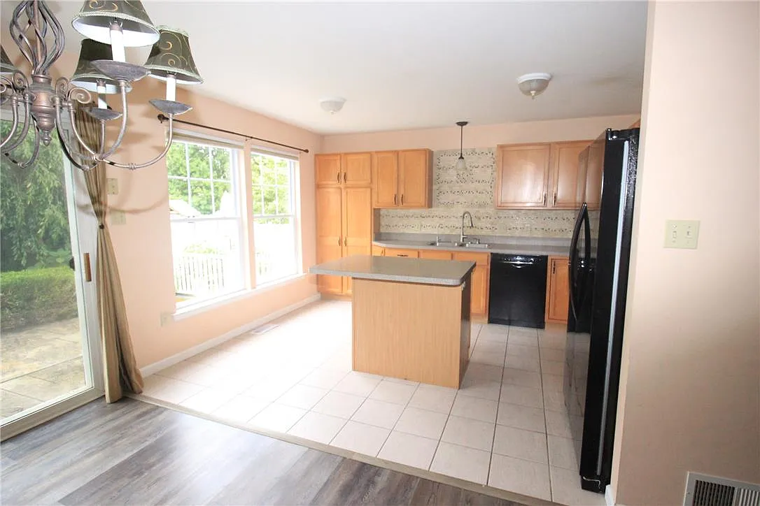 3 bed, 1.5 bath, 1618 sqft, $2,475 — Photo 2