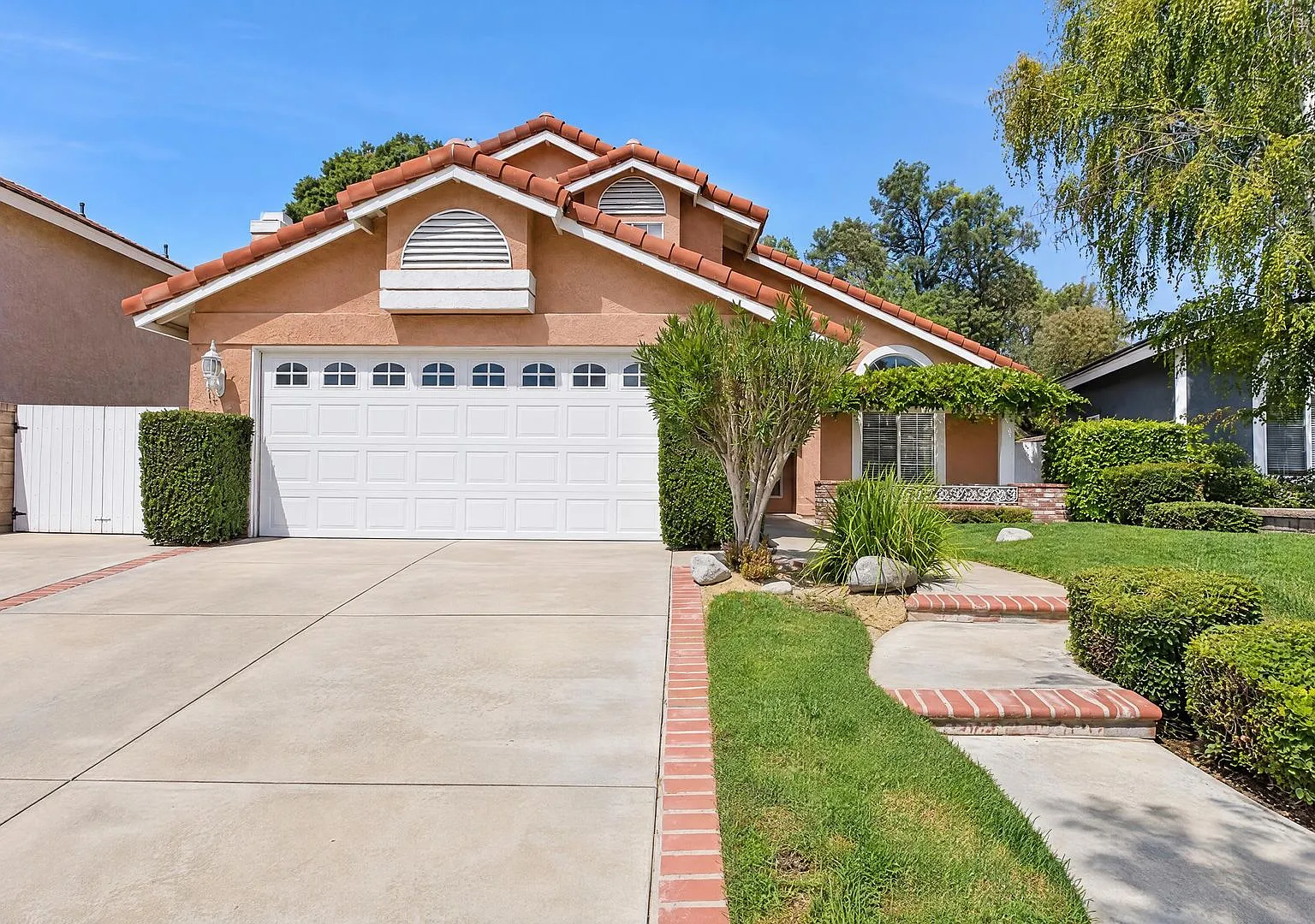 Spacious 4-Bedroom Home with Big Backyard in Santa Clarita! — Photo 1